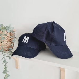 Gorra inicial bordada