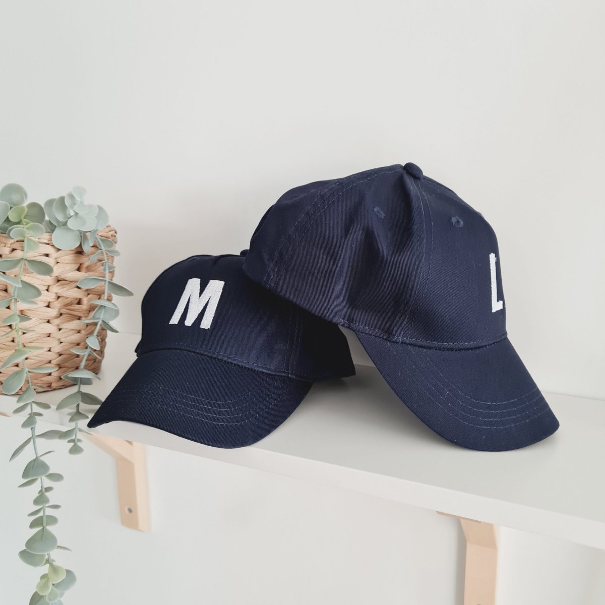 Gorra inicial bordada - Imagen 2