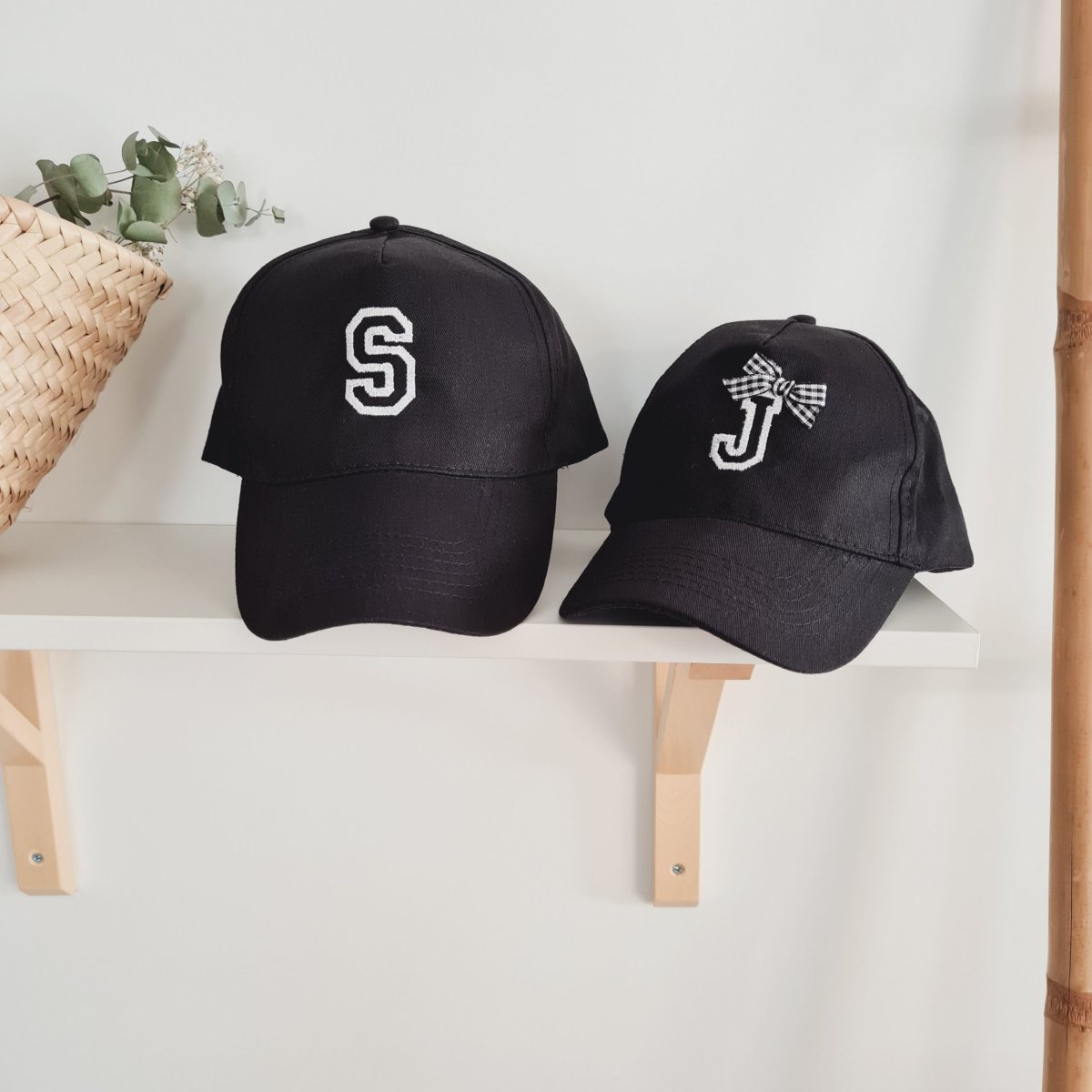 Gorra inicial bordada - Imagen 3