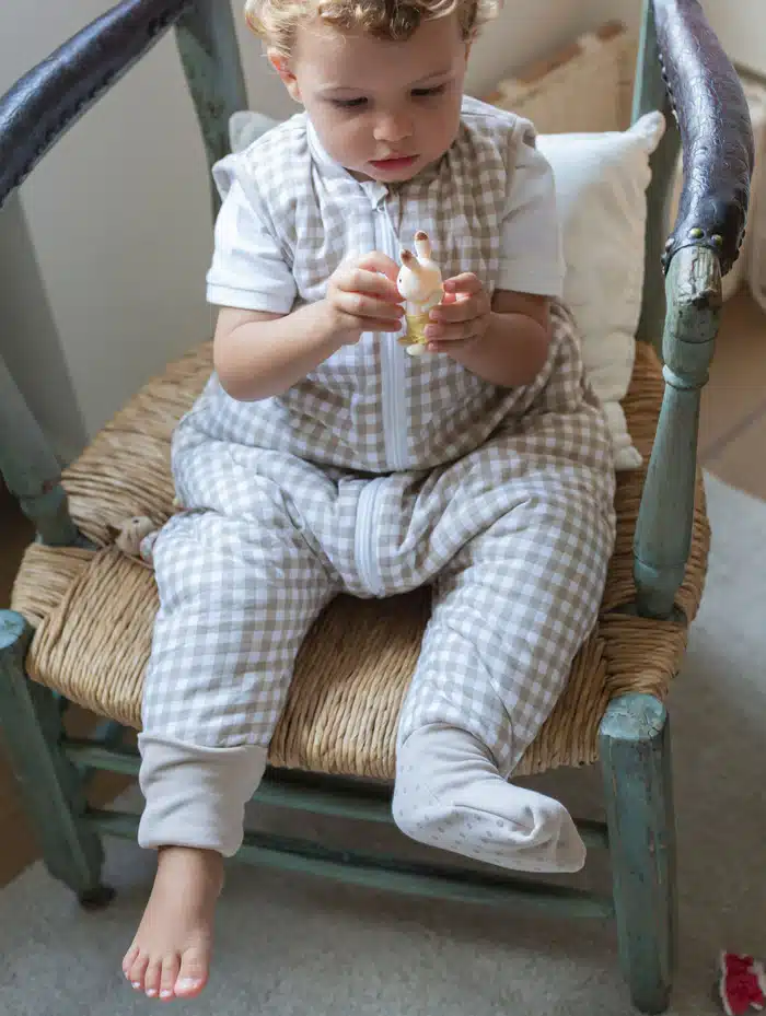 PIJAMA MANTA CON CALCETINES ANTIDESLIZANTES-TOG 2.5-VICHY BEIGE - Imagen 4
